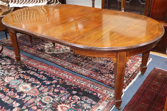 An Edwardian mahogany extending dining table (2 spare leaves) 210cm extended